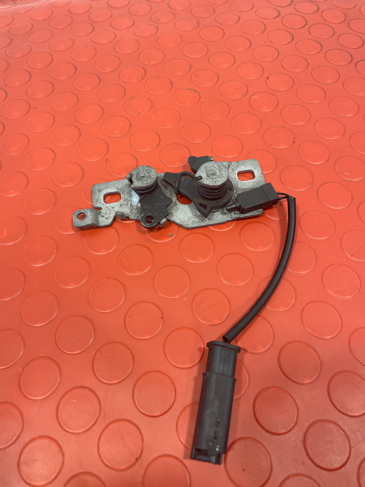 Vauxhall Combo E & Vauxhall Vivaro BONNET CATCH 2018-2023 P/N 9808870280