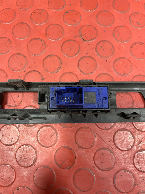 Citroen Dispatch/Peugeot Expert/Toyota Proace/Vauxhall Vivaro DASHBOARD CENTER SWITCH PANEL 2016-2024 P/N 9811141877 - 2 / 9808825177