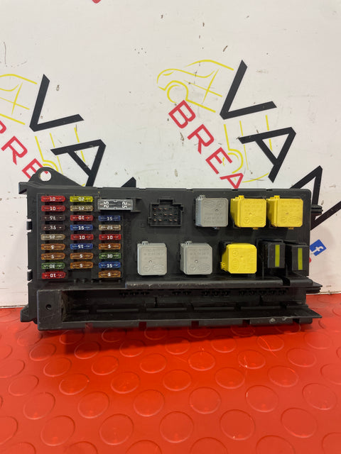 Volkswagen Crafter MK1 2.0 TDi DIESEL FUSE BOX P/N 501R11F05