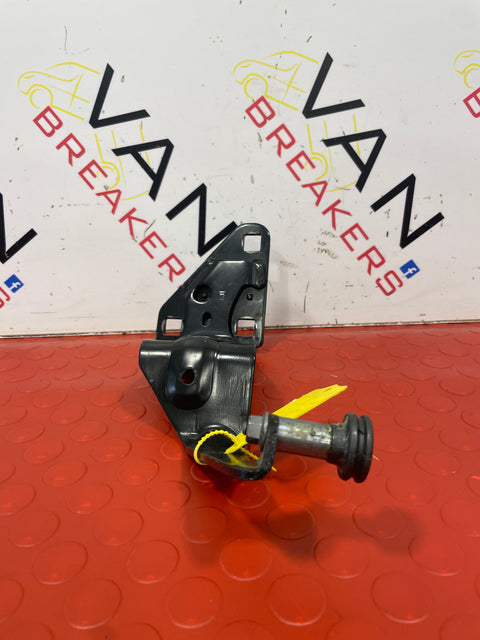 Renault Master/Vauxhall Movano Mk3 TOP LEFT SLIDING DOOR ROLLER BRACKET P/N 777950673R