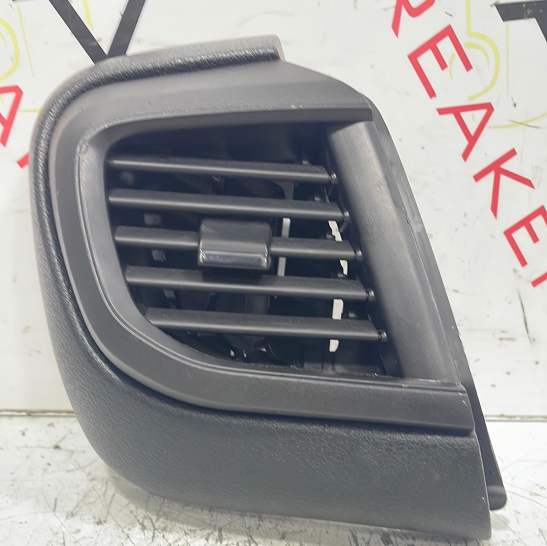 Citroen Dispatch/ Peugeot Expert/ Vauxhall Vivaro/ Toyota Proace DASHBOARD LEFT SIDE AIR VENT 98095037ZD