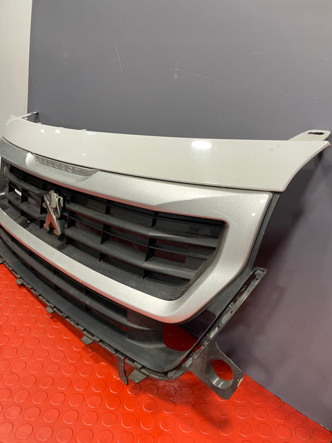 Peugeot Partner FRONT BUMPER GRILL COMPLETE W/ EMBLEM 2015-2018 P/N 9810963880 / 99869852