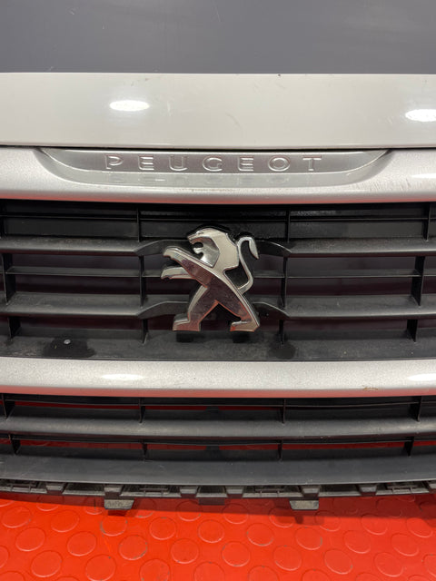 Peugeot Partner FRONT BUMPER GRILL COMPLETE W/ EMBLEM 2015-2018 P/N 9810963880 / 99869852