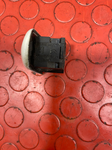 Citroen Dispatch/Peugeot Expert/Vauxhall Vivaro/Toyota Proace/Fiat Scudo OUTER DOOR HANDLE OPENER END CAP Driver's Side RH 2008-2016 P/N 96816438977