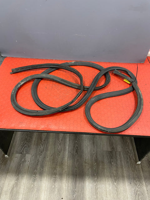 Renault Trafic/Vauxhall Vivaro/Nissan NV300 Primastar REAR RUBBER DOOR SEAL 2014-2019 P/N 8200032788