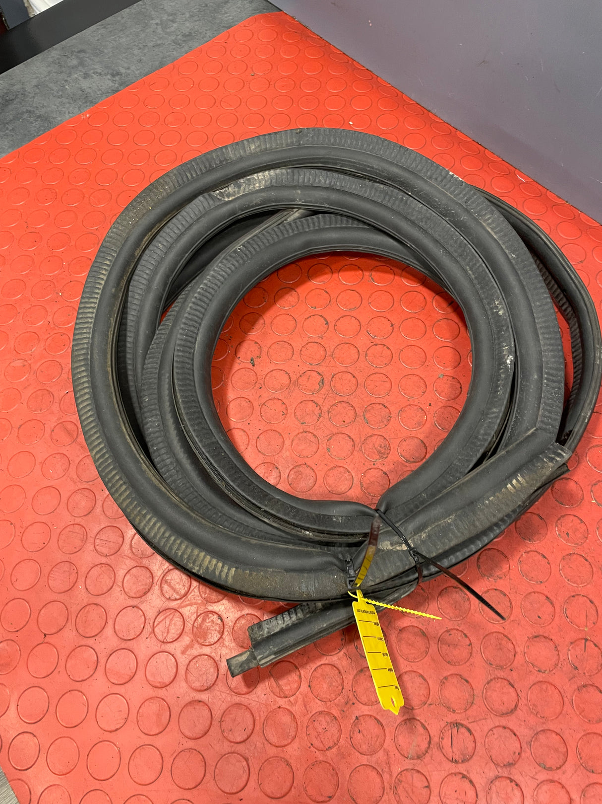 Renault Trafic/Vauxhall Vivaro/Nissan NV300 Primastar REAR RUBBER DOOR SEAL 2014-2019 P/N 8200032788