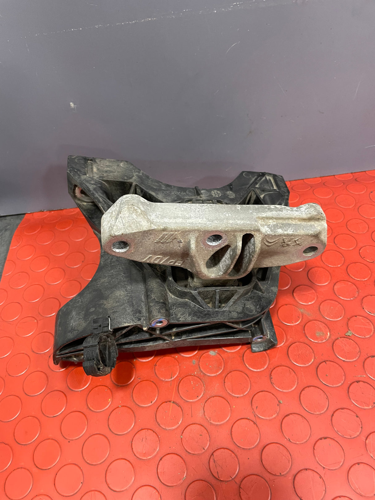 Citroen Berlingo/Peugeot Partner/Vauxhall Combo/Toyota Proace City ENGINE MOUNT O/S DRIVER'S SIDE 1.5 2019-2024 P/N 9820297580