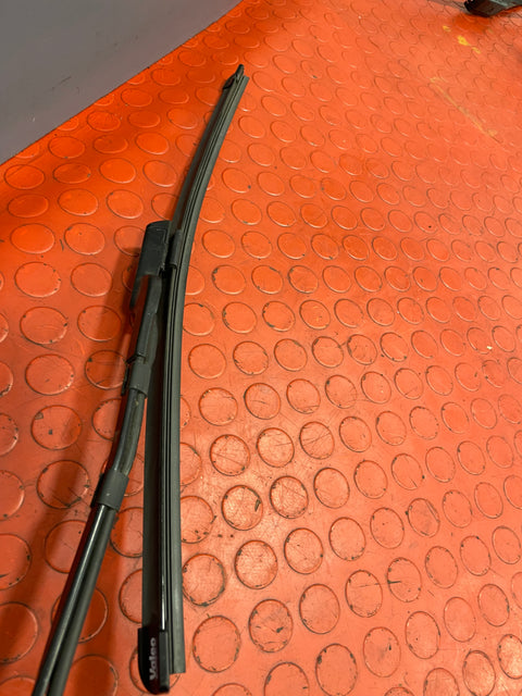 Vauxhall Combo/Peugeot Partner/Citroen Berlingo/Toyota Proace City WIPER ARM ASSEMBLY w/ Fresh Valeo Blade Front Passenger's Side P/N 9839409180 - 2