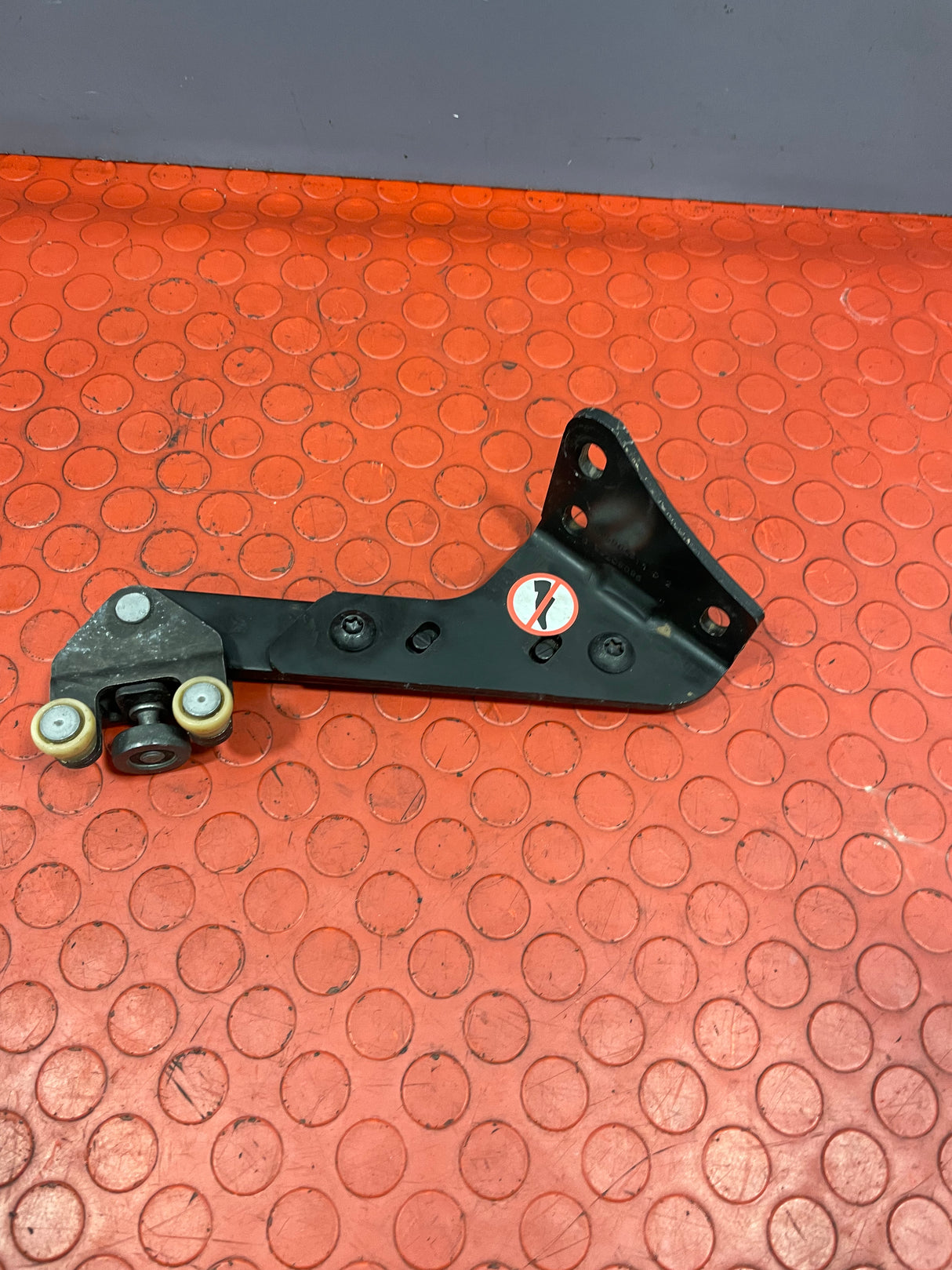 Peugeot Partner/Citroen Berlingo/Vauxhall Combo/Toyota Proace City SLIDING DOOR BOTTOM RUNNER Driver's Side O/S 2019-2024 P/N 98080758