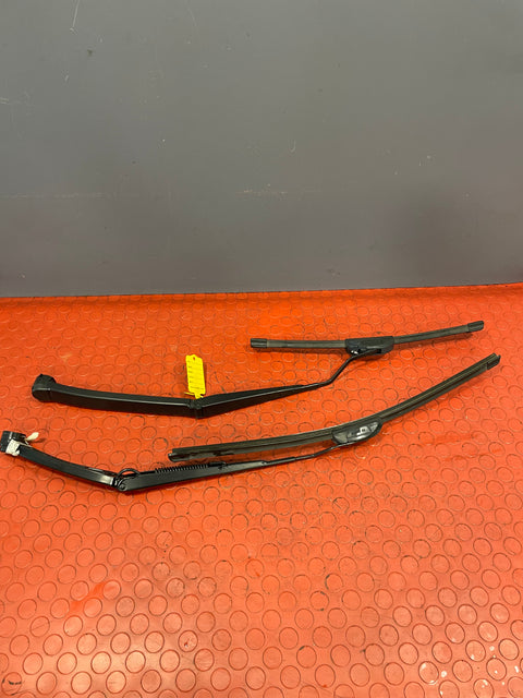Toyota Hilux Invincible SET OF WIPER ARM LEFT & RIGHT W/ BOSCH BLADE 2017 P/N 5782525PA/5782526DR
