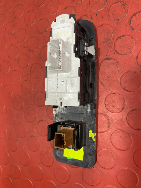 Citroen Berlingo/Peugeot Partner/Vauxhall Combo/Toyota Proace City WINDOW/MIRROR CONTROL SWITCH PANEL (1 Clip Damage) Driver's Side 2019-2024 P/N 98167922ZD
