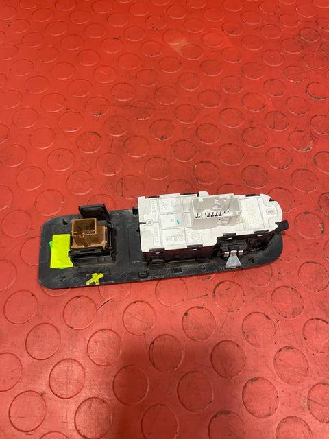 Citroen Berlingo/Peugeot Partner/Vauxhall Combo/Toyota Proace City WINDOW/MIRROR CONTROL SWITCH PANEL (1 Clip Damage) Driver's Side 2019-2024 P/N 98167922ZD