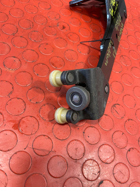 Vauxhall Vivaro/Citroen Dispatch/Peugeot Expert/Toyota Proace/Fiat Scudo PASSENGER SIDE SLIDING DOOR BOTTOM RUNNER PLATE 2016-2024 P/N 98080759