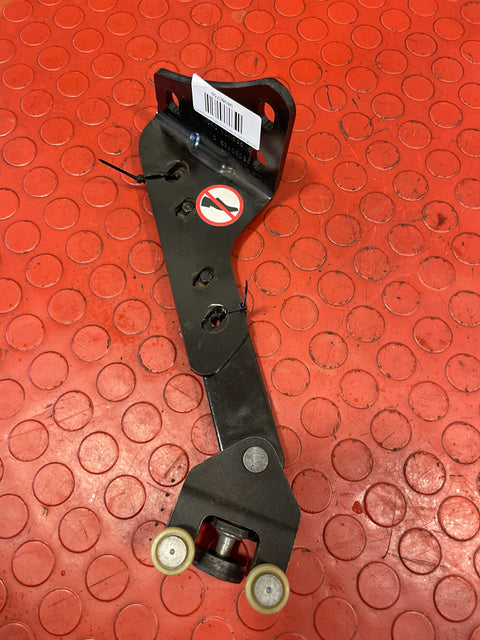 Vauxhall Vivaro/Citroen Dispatch/Peugeot Expert/Toyota Proace/Fiat Scudo PASSENGER SIDE SLIDING DOOR BOTTOM RUNNER PLATE 2016-2024 P/N 98080759