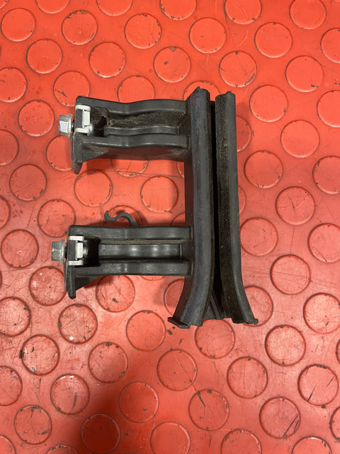 Citroen Berlingo/Peugeot Partner FRONT DOOR GLASS HOLDER RUNNER DRIVER'S SIDE O/S 2008-2018 P/N 9303T0