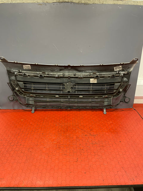 Peugeot Partner FRONT BUMPER GRILL COMPLETE W/ EMBLEM 2015-2018 P/N 99869852 / 9810963880