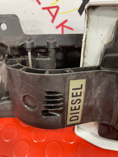 Vauxhall Vivaro B MK2 Renault Trafic MK3 FUEL FILLER FLAP (NON ADBLUE) WHITE 2014-2018 P/N 781207731R