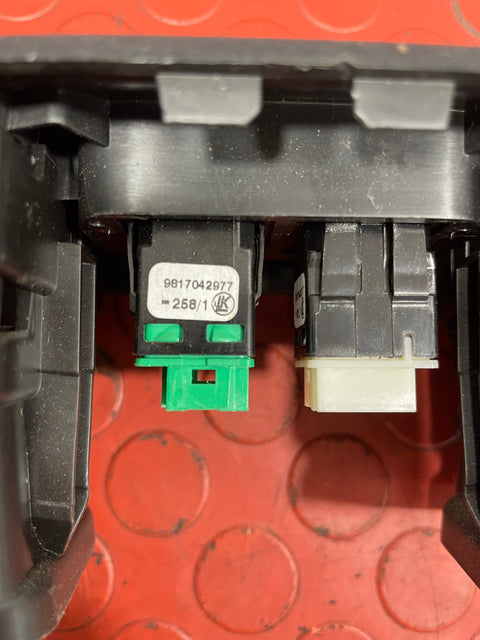 Peugeot Partner/Citroen Berlingo/Vauxhall Combo/Toyota Proace City HAZARD & DOOR LOCKING SWITCH w/ AIR VENTS 2019-2024 P/N 9817042977 / 9817043077