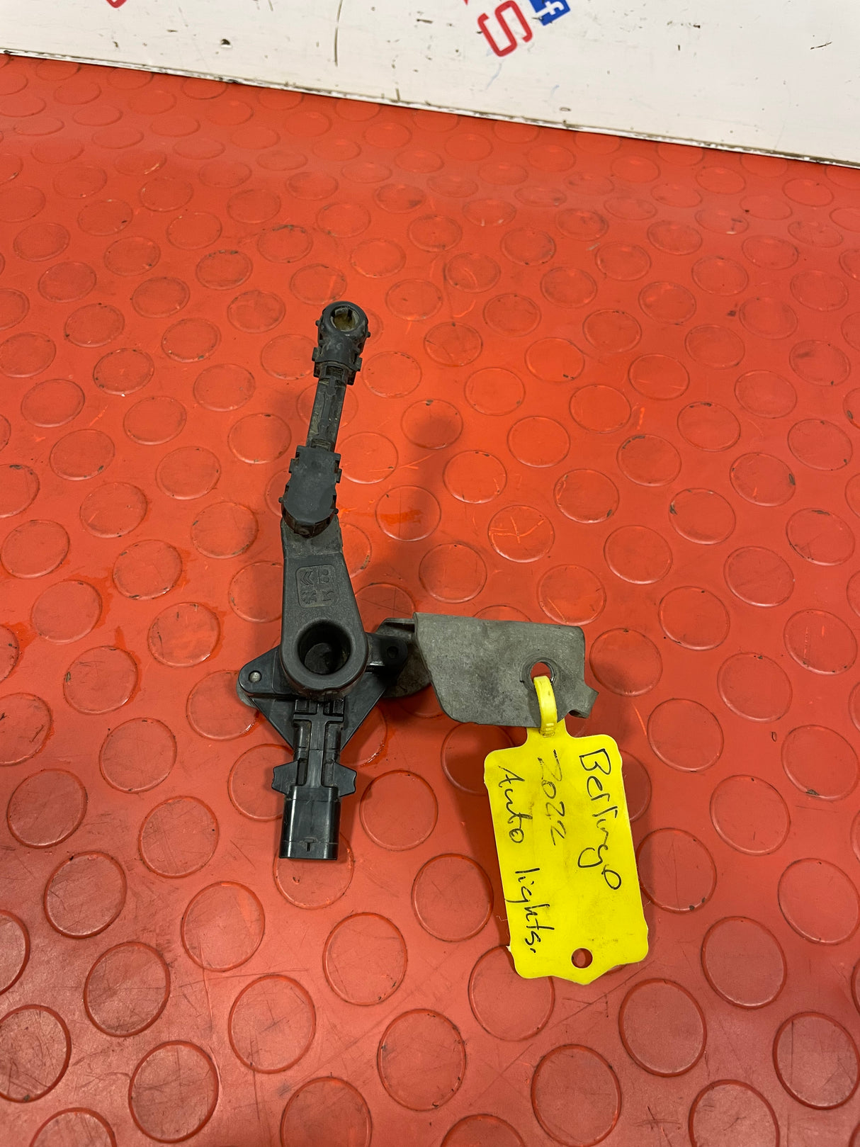 Citroen Berlingo Peugeot Partner HEADLIGHT LEVELING SENSOR AND BRACKET (RIGHT SIDE) 2022 P/N 9817423180