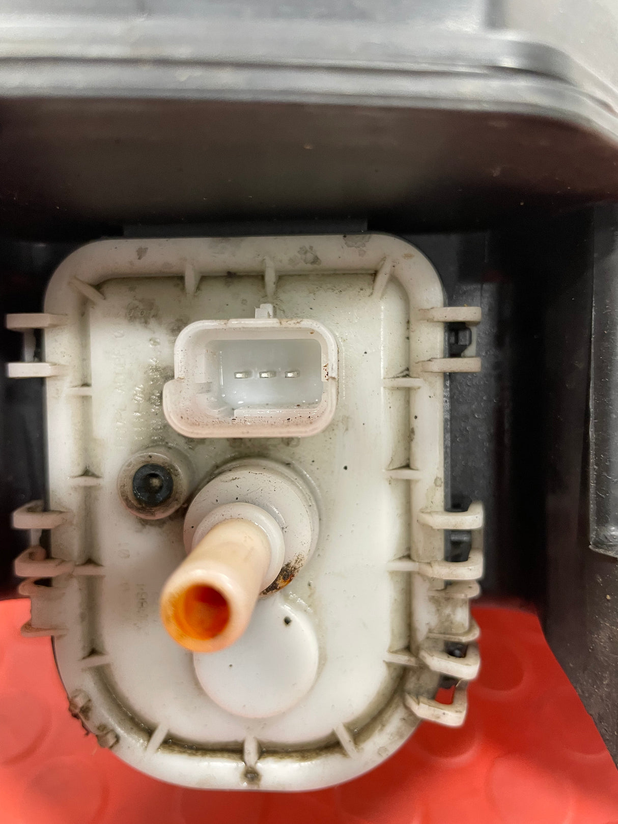 Citroen Berlingo Peugeot Partner FUEL ADDITIVE TANK AND PUMP 1.6 2015-2018 P/N 9816296080