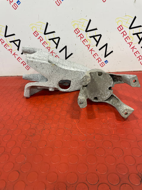 Volkswagen Transporter ENGINE MOUNT P/N 7E0199370