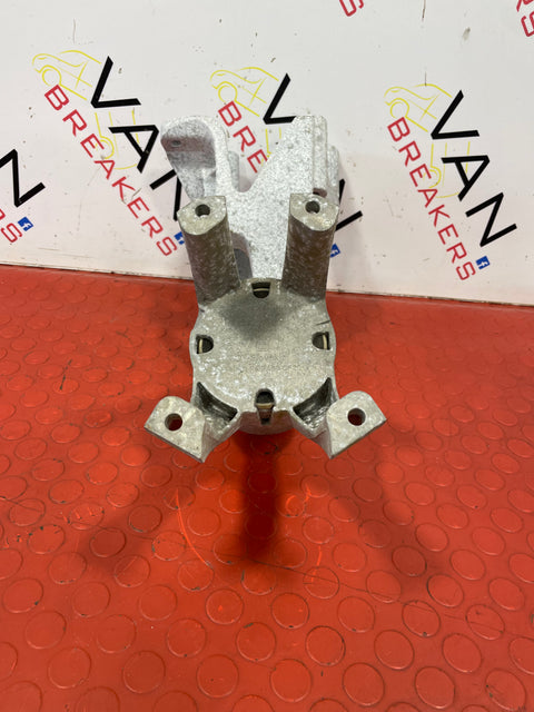 Volkswagen Transporter ENGINE MOUNT P/N 7E0199370