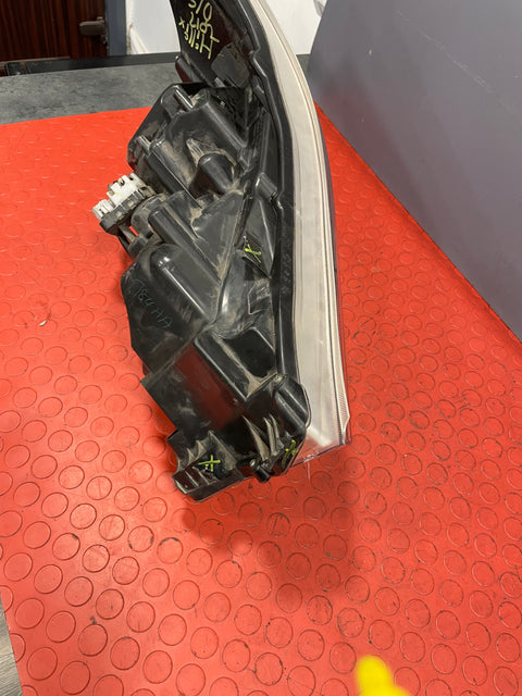 Toyota Hilux HEADLIGHT ASSEMBLY (Damage Mounting Point/No Indicator Bulb) Passenger's Side 2017 R/N 811500K720