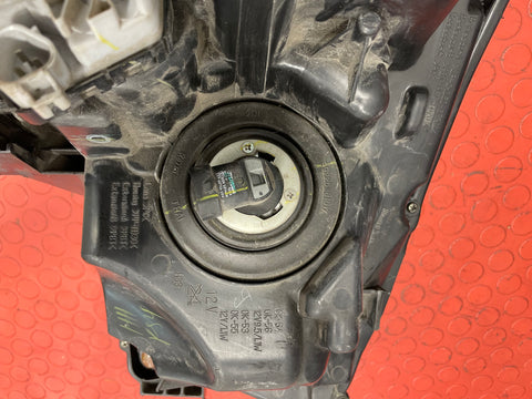 Toyota Hilux HEADLIGHT ASSEMBLY (Damage Mounting Point/No Indicator Bulb) Passenger's Side 2017 R/N 811500K720