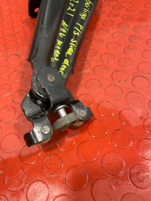 Citroen Berlingo/Peugeot Partner/Vauxhall Combo/Toyota Proace City SLIDING DOOR RUNNER HINGE Passenger's Side P/N 9816965980