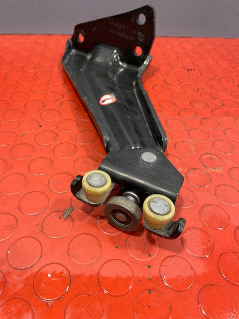 Citroen Berlingo/Peugeot Partner/Vauxhall Combo/Toyota Proace City SLIDING DOOR RUNNER HINGE Passenger's Side P/N 9816965980