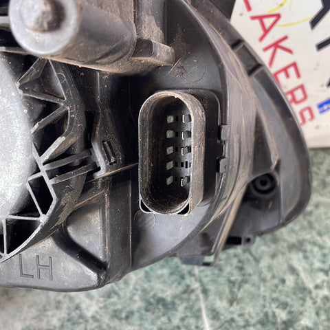 Volkswagen Caddy HEADLIGHT (DAMAGED MOUNTING POINT) PASSENGER SIDE 2008 P/N 2K0941005C