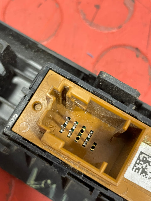 Citroen Dispatch/Peugeot Expert/Toyota Proace/Vauxhall Vivaro DASHBOARD CENTER SWITCH PANEL 2016-2024 P/N 9811141877 - 2 / 9808825177