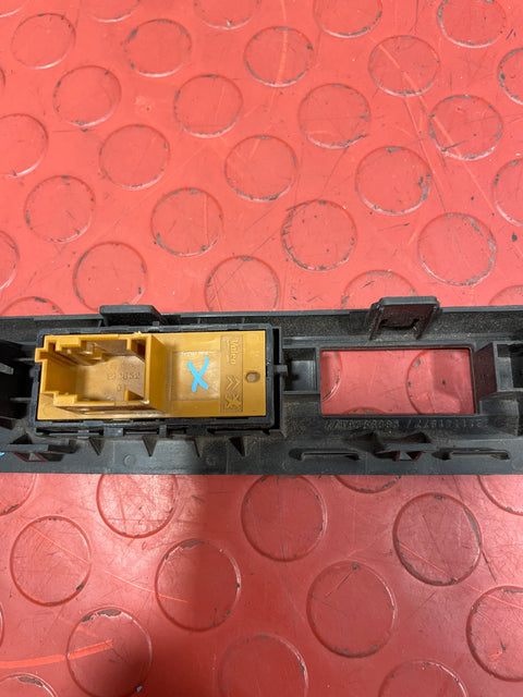 Citroen Berlingo/Peugeot Partner REAR CENTRAL LOCKING SWITCH AND PANEL 2019-2024 P/N 9811141877 / 9808825177