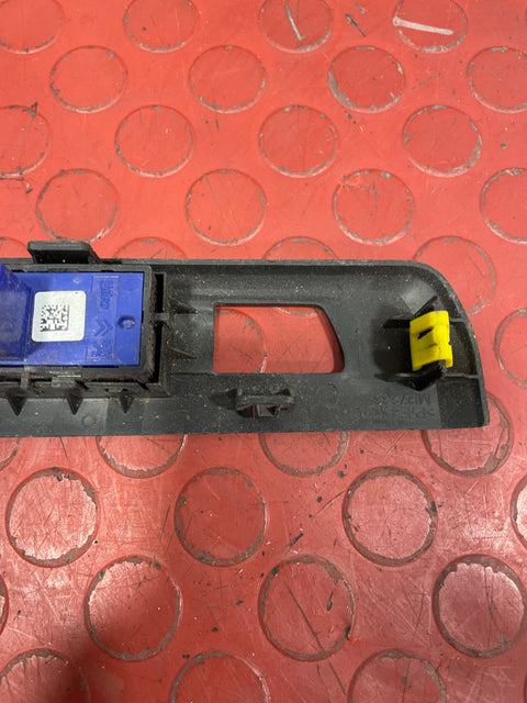 Citroen Berlingo/Peugeot Partner INTERIOR SWITCHES 2019-2024 P/N 9811141877 - 1 / 9808825177