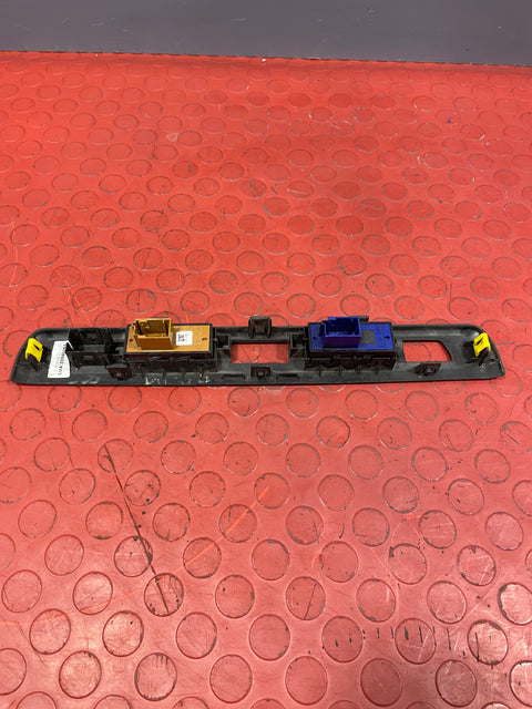 Citroen Dispatch/Peugeot Expert/Toyota Proace/Vauxhall Vivaro DASHBOARD CENTER SWITCH PANEL 2016-2024 P/N 9811141877 - 2 / 9808825177