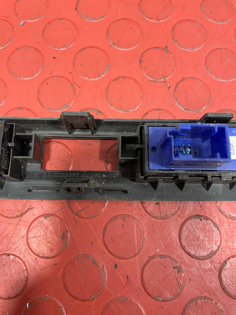 Citroen Berlingo/Peugeot Partner INTERIOR SWITCHES 2019-2024 P/N 9811141877 - 1 / 9808825177