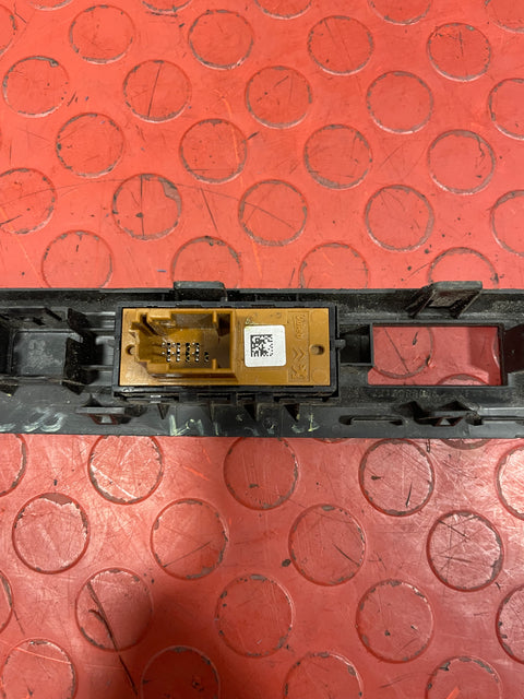 Citroen Dispatch/Peugeot Expert/Toyota Proace/Vauxhall Vivaro DASHBOARD CENTER SWITCH PANEL 2016-2024 P/N 9811141877 - 2 / 9808825177