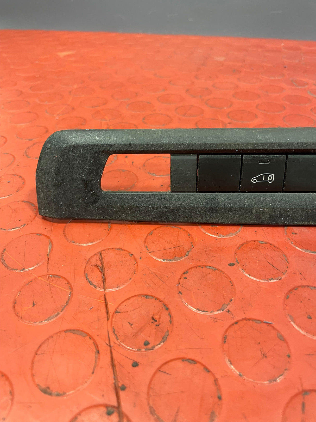 Citroen Dispatch/Peugeot Expert/Toyota Proace/Vauxhall Vivaro DASHBOARD CENTER SWITCH PANEL 2016-2024 P/N 9811141877 - 2 / 9808825177