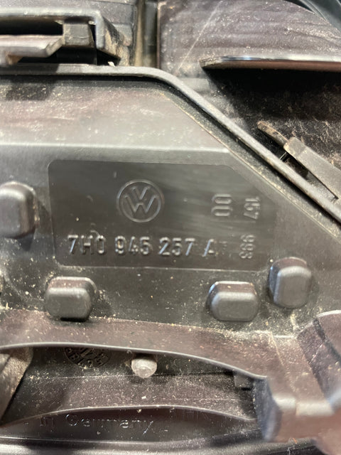 Volkswagen Transporter T5 PASSENGER SIDE REAR TAIL LIGHT (CRACKED PLEASE SEE PHOTOS) 2009-2015 P/N 7H0945095F