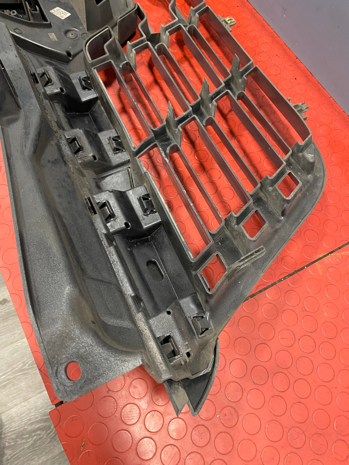 Renault Master FACELIFT FRONT BUMPER GRILLE (Damage Mounting Point Right Side) 2014-2021 P/N 623102803R / 623104199R