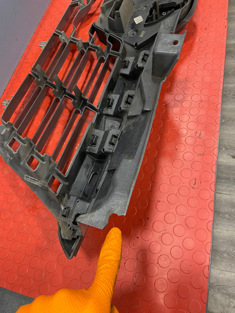 Renault Master FACELIFT FRONT BUMPER GRILLE (Damage Mounting Point Right Side) 2014-2021 P/N 623102803R / 623104199R