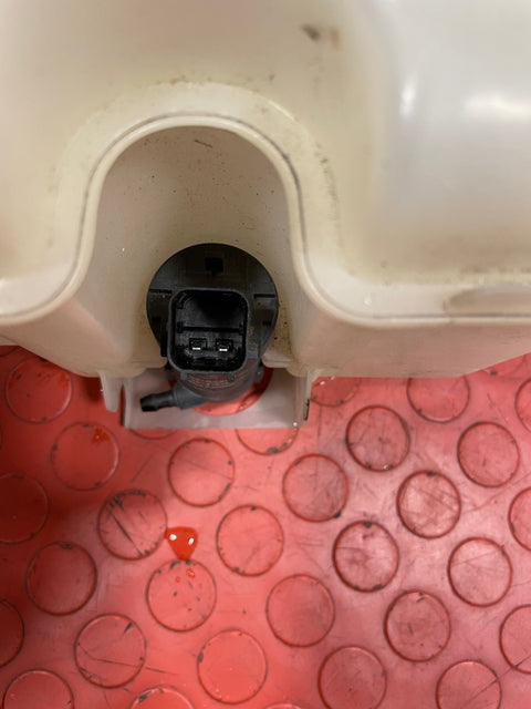 Saic Maxus COMPLETE WINDSCREEN WASHER BOTTLE/RESERVOIR & ELECTRIC WATER PUMP 2021-2022 P/N B31CL24