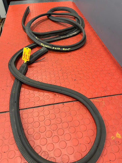 Renault Trafic/Vauxhall Vivaro/Nissan NV300 Primastar REAR RUBBER DOOR SEAL 2014-2019 P/N 8200032788