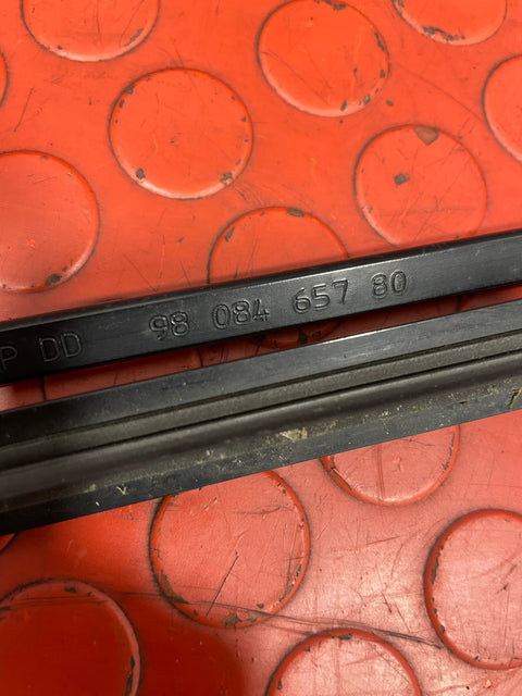 Peugeot Expert/Citroen Dispatch/Vauxhall Vivaro/Toyota Proace/Fiat Scudo WINDSCREEN WIPER ARM Passenger's Side 2016-2023 P/N 9808465780 - 1