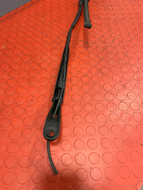 Vauxhall Combo/Peugeot Partner/Citroen Berlingo/Dispatch/Toyota Proace City WINDSCREEN WIPER ARM Driver's Side O/S 2019-2024 P/N 9839408680 - 1