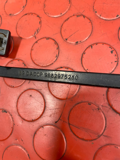 Citroen Berlingo/Peugeot Partner WINDSCREEN WIPER ARM w/ Blade 2008-2018 P/N 9682975280 - 2