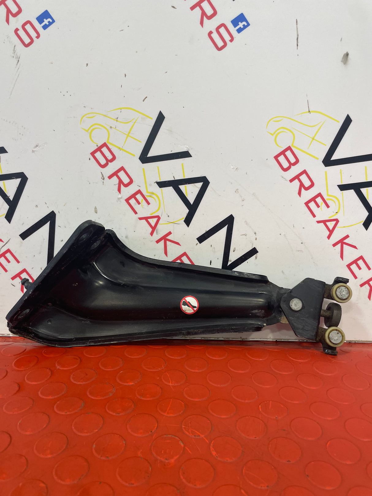 Peugeot Partner/Citroen Berlingo PASSENGER SIDE SLIDING DOOR BOTTOM ROLLER  2019-2023P/N 9916965980