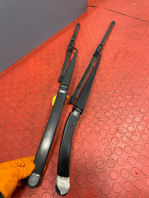 Toyota Hilux Invincible SET OF WIPER ARM LEFT & RIGHT W/ BOSCH BLADE 2017 P/N 5782525PA/5782526DR