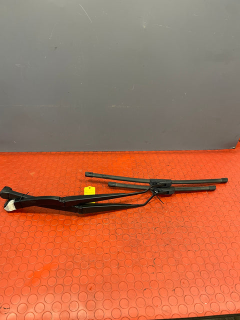 Toyota Hilux Invincible SET OF WIPER ARM LEFT & RIGHT W/ BOSCH BLADE 2017 P/N 5782525PA/5782526DR