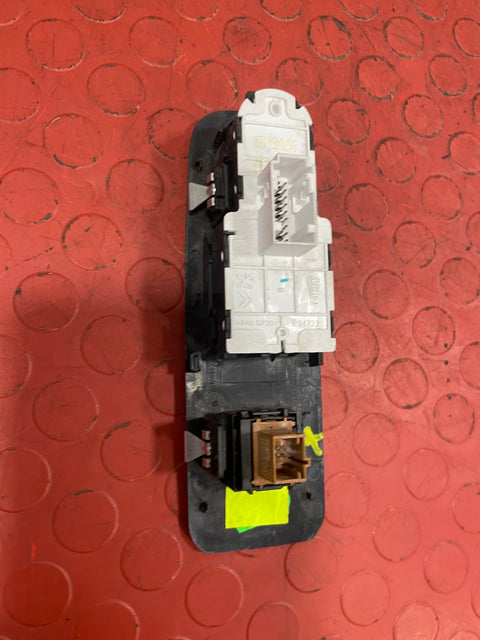 Citroen Berlingo/Peugeot Partner/Vauxhall Combo/Toyota Proace City WINDOW/MIRROR CONTROL SWITCH PANEL (1 Clip Damage) Driver's Side 2019-2024 P/N 98167922ZD